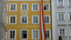 Mozarts house of birth in the Getreidegasse - Screenshot HD-Video Salzburg City Centre
